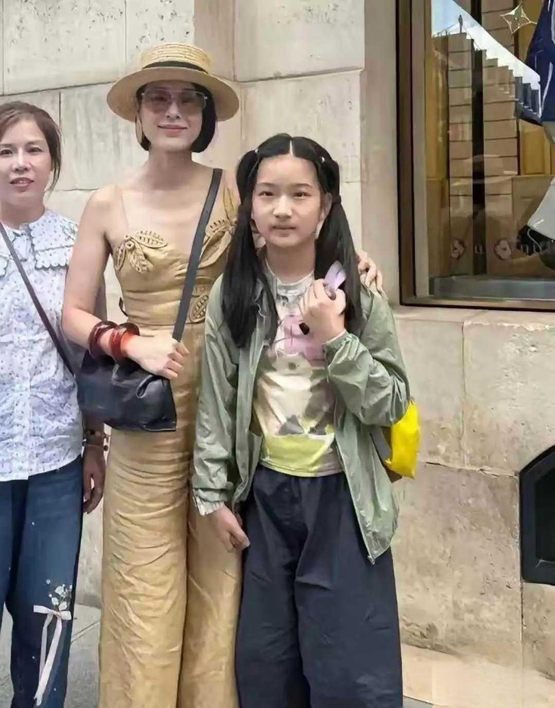 她年轻时脸大大的，是真土真不好看，
说是美女都有好多人不认可，可现在感觉很比以前
