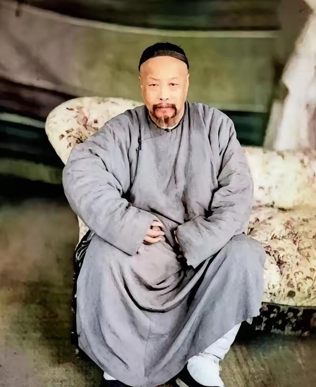 1858年，两广总督叶名琛被英军俘虏，押往印度加尔各答。民间传说中，他被关进玻璃