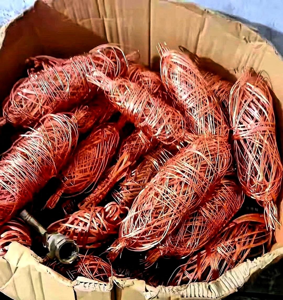 我朋友攒了四年的废铜，两三百斤，昨天拿去卖，人家一口价直接把他干沉默了。
 
新