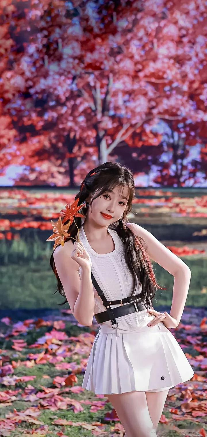 秋意渐浓，红叶飘落，白裙仙子轻舞于枫林间。🍂💃🍁