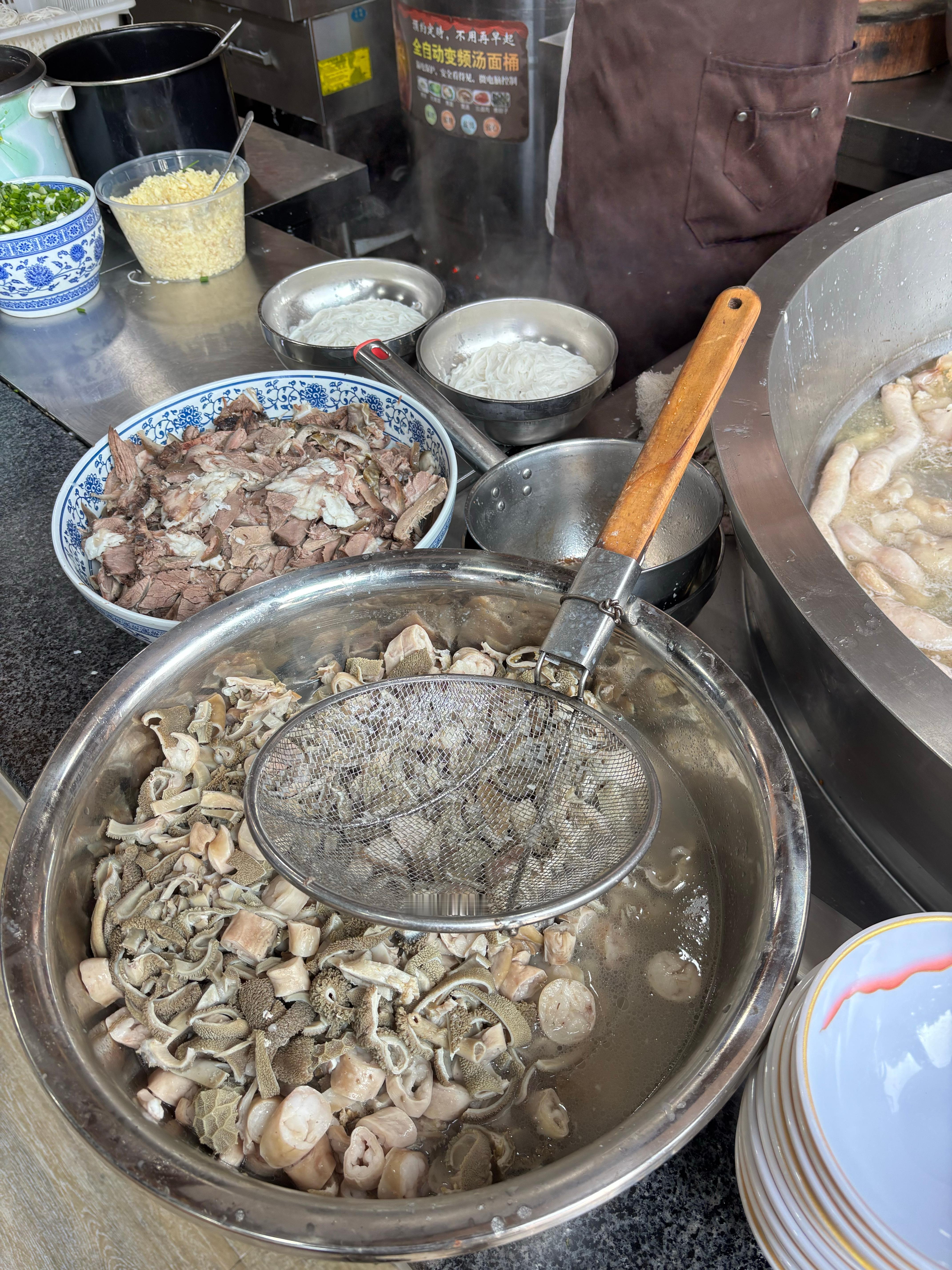 先说结论：这家粉、羊肉、肚包肉、羊蹄，值得成都专程来吃。羊来自冶勒湖放养的黑山羊