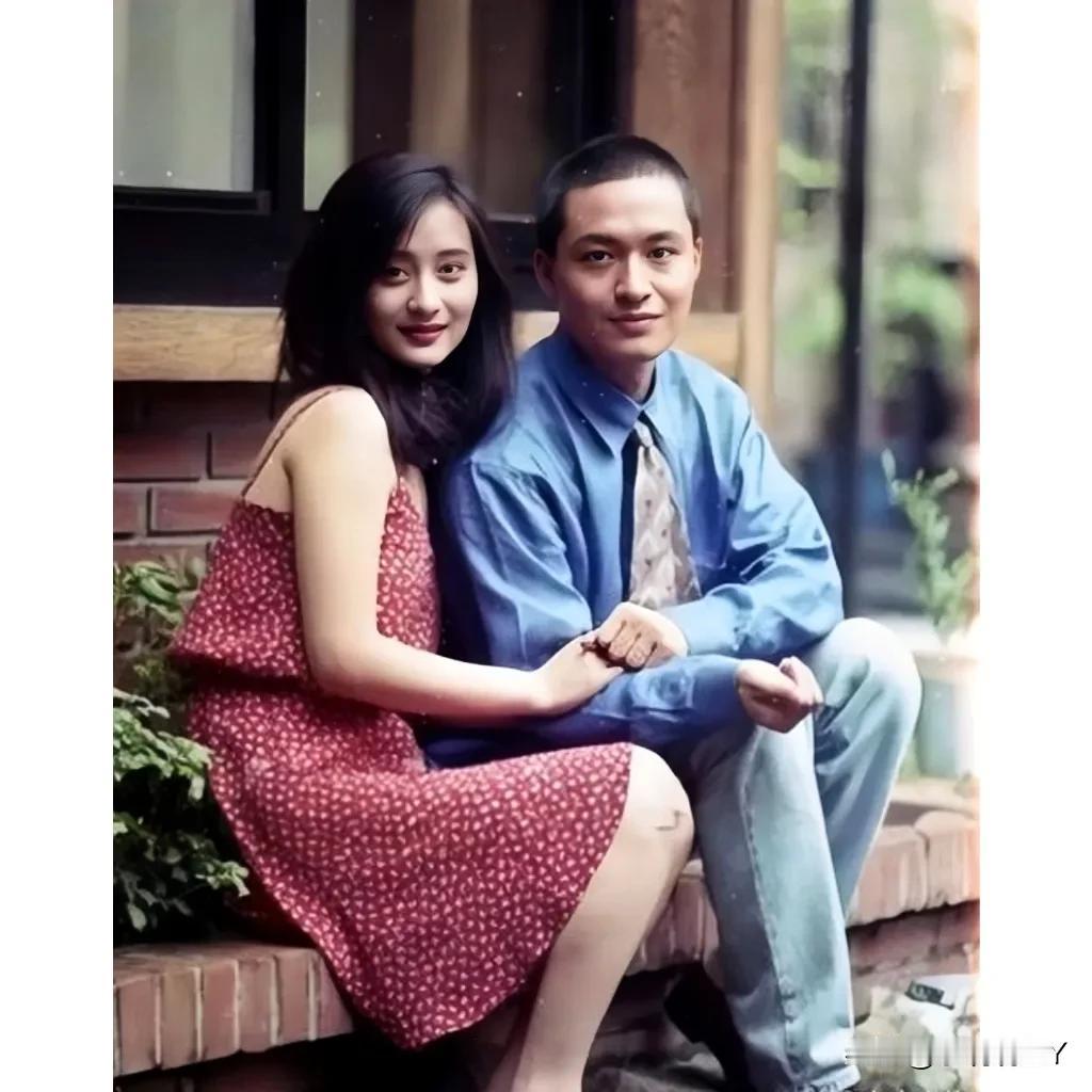 这张照片拍摄于1992年，18岁的陈德容与30岁的马景涛的合影旧照，照片中的陈德