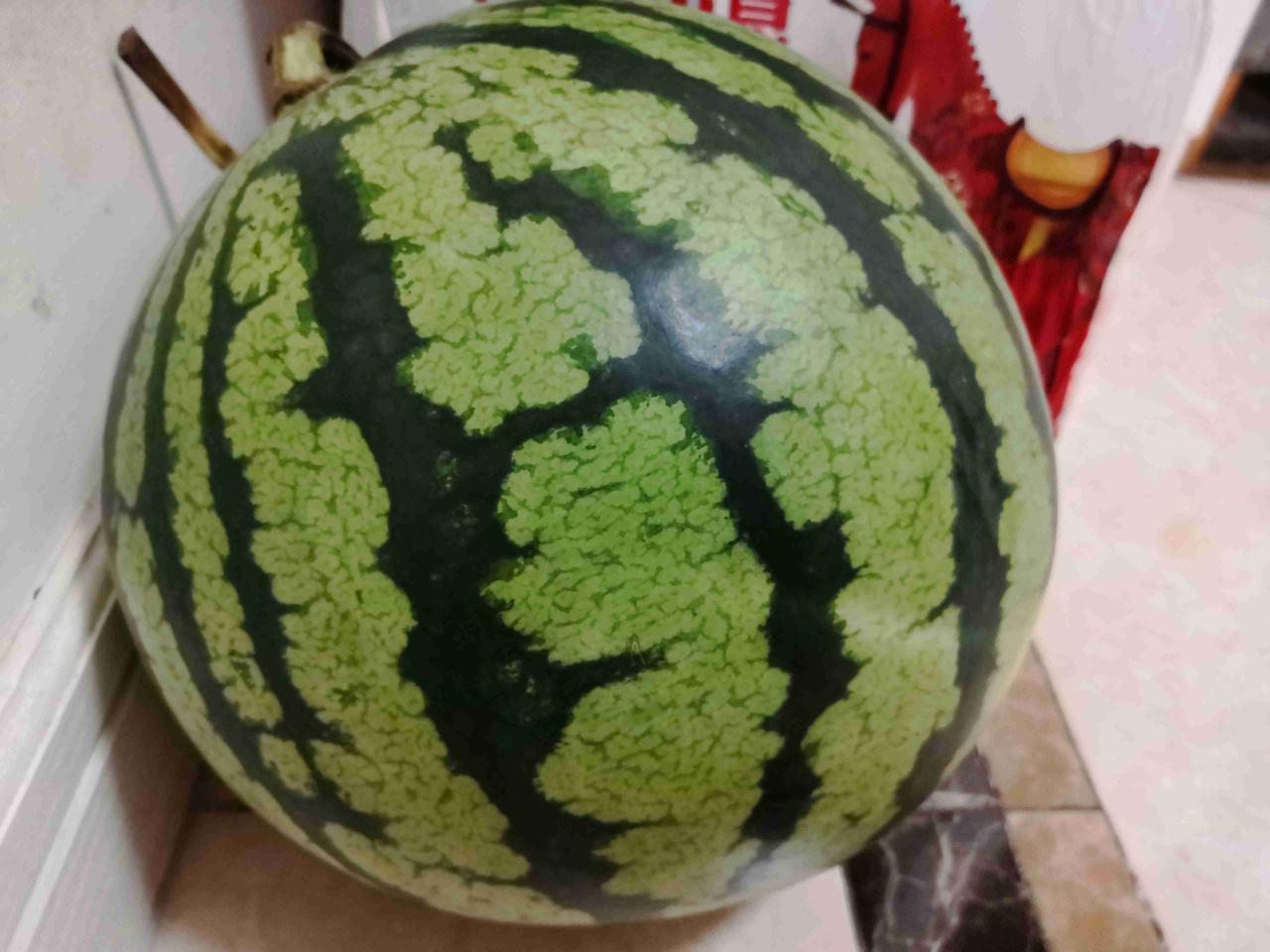 今天上海太阳这么大、这么热，我顶着热浪出门只为了干一件事:亲手挑一个又甜又熟的西