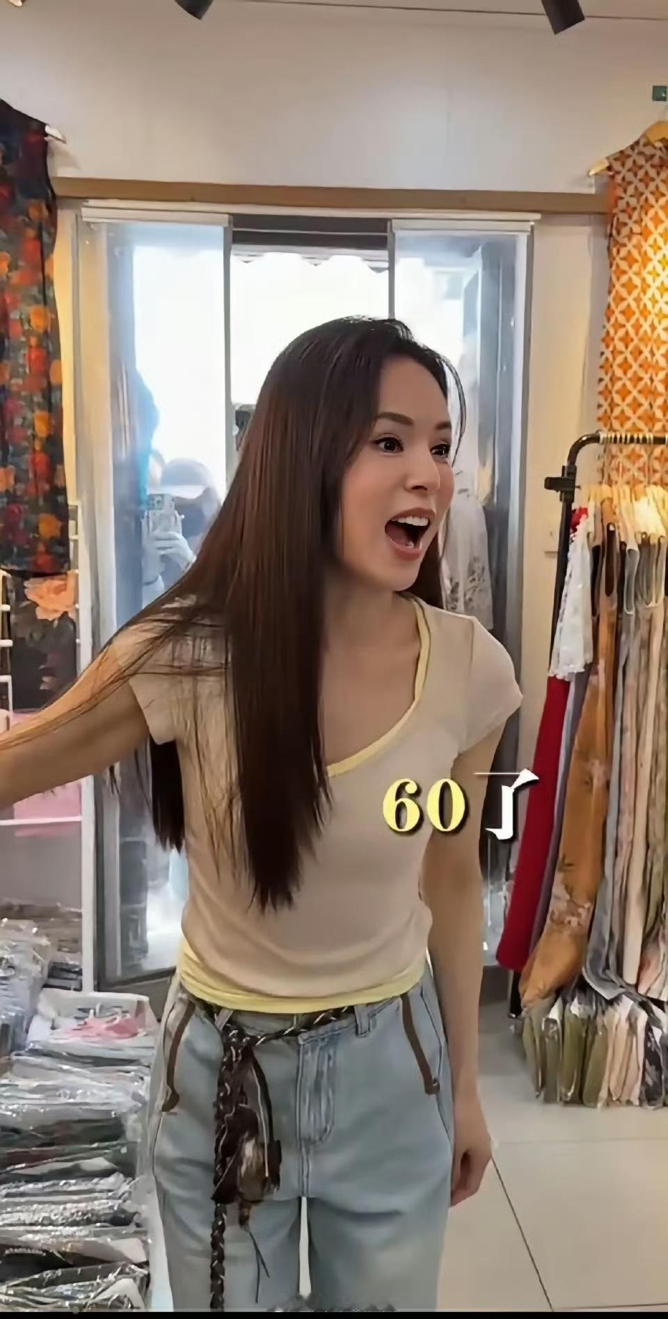 李若彤60岁，旁边大姐56岁，看着像两代人，保养的好就是年轻。 ​​​