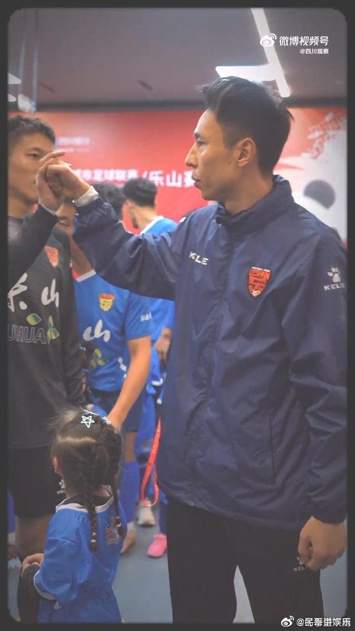 川超赛场背后的无名英雄 🌡️温度检测人员认真负责，为入场人员测量体温，守护赛场