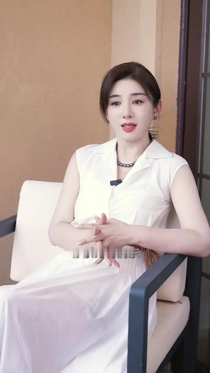 黄奕夸奖何润东，网友依旧不喜欢她

估计是看李依晓也获得一波热度，赶紧出来讲一讲