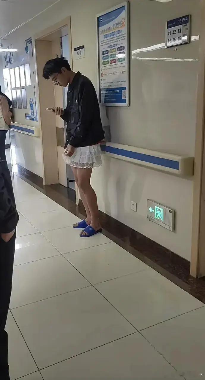 谁说男生不可以穿裙子的？只要长的好看就行。 