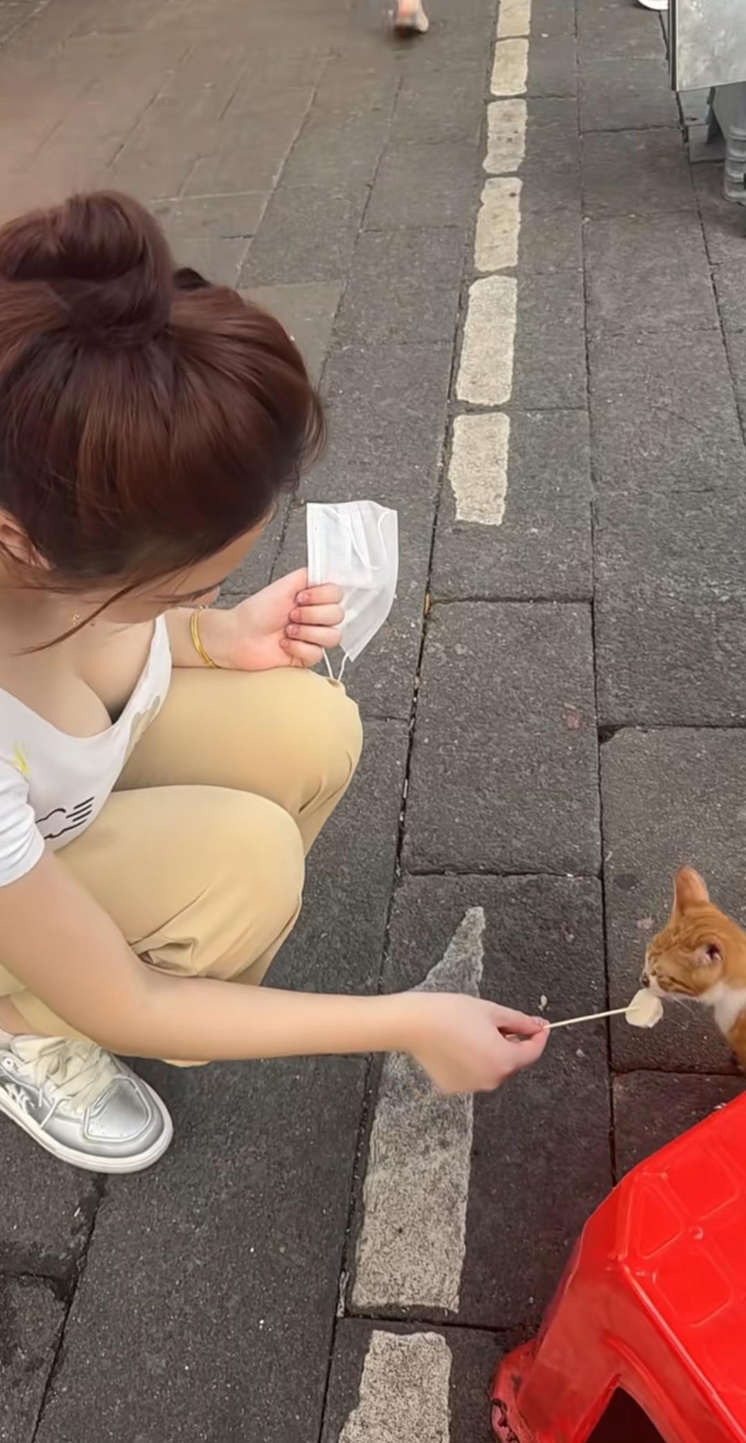 街上偶遇一小姐姐，好有爱心❤
我不由得停下脚步给她点个赞👍