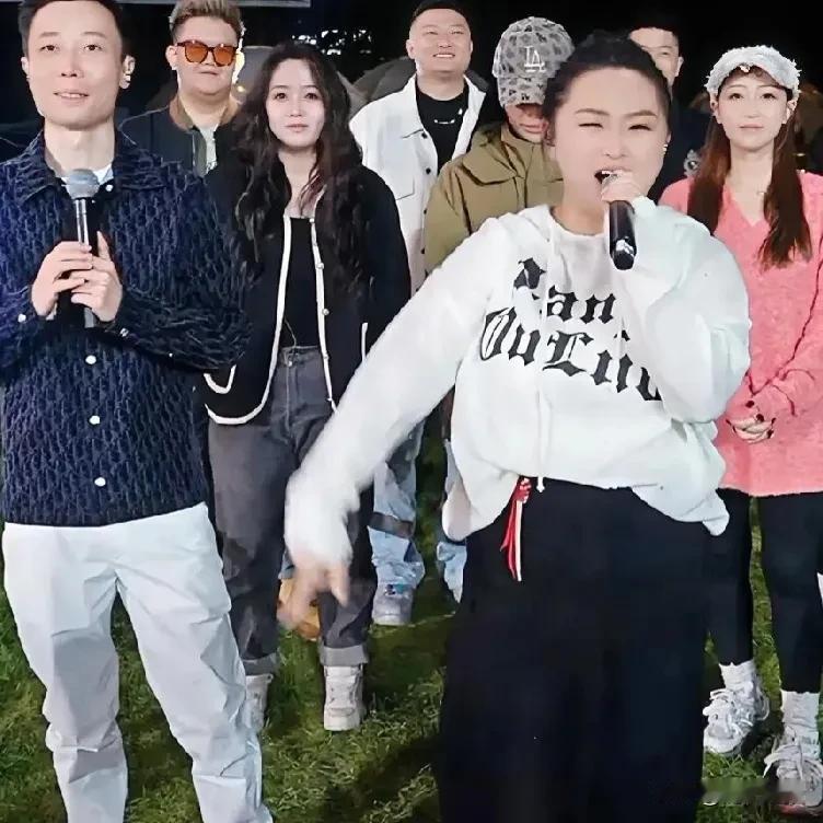 狭路相逢勇者胜
   输赢全靠老铁定
  铁蛋团队中名不见经传的铁妞，以其清脆、