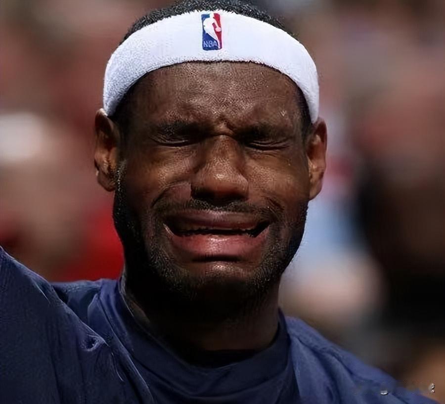 当讨论历史第一小前锋，勒布朗·詹姆斯早已跳出“之一”的范畴，用22年生涯书写了独