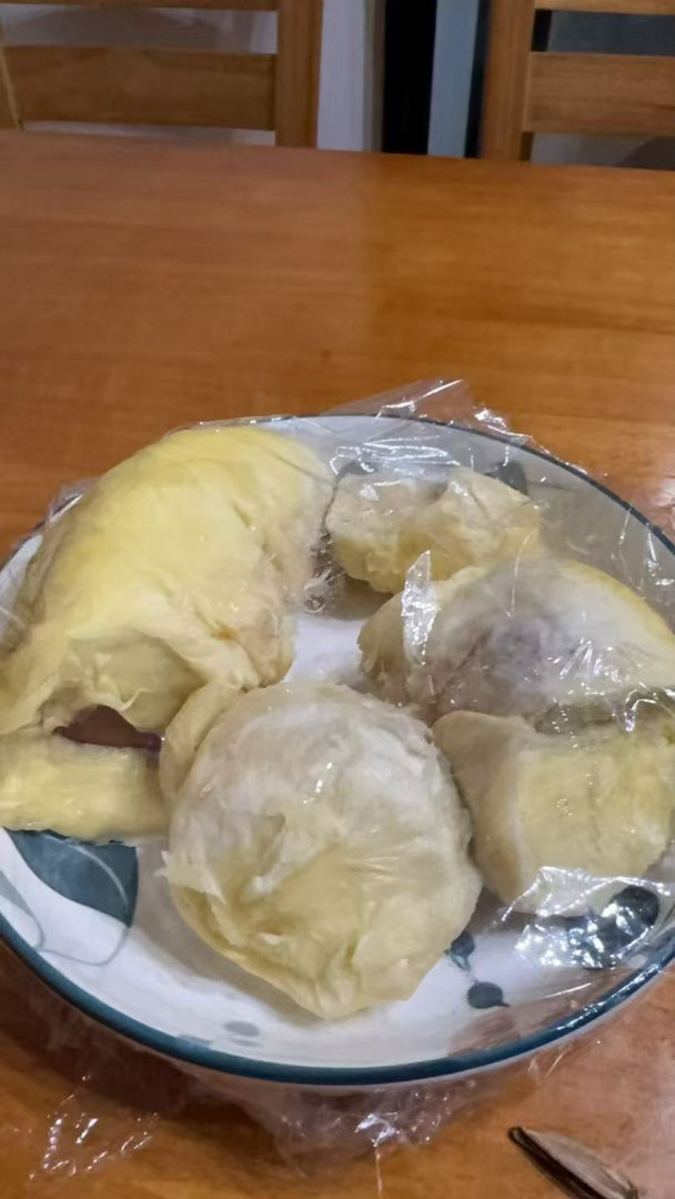 又买了个榴莲，今年确实便宜不少，25元一斤 