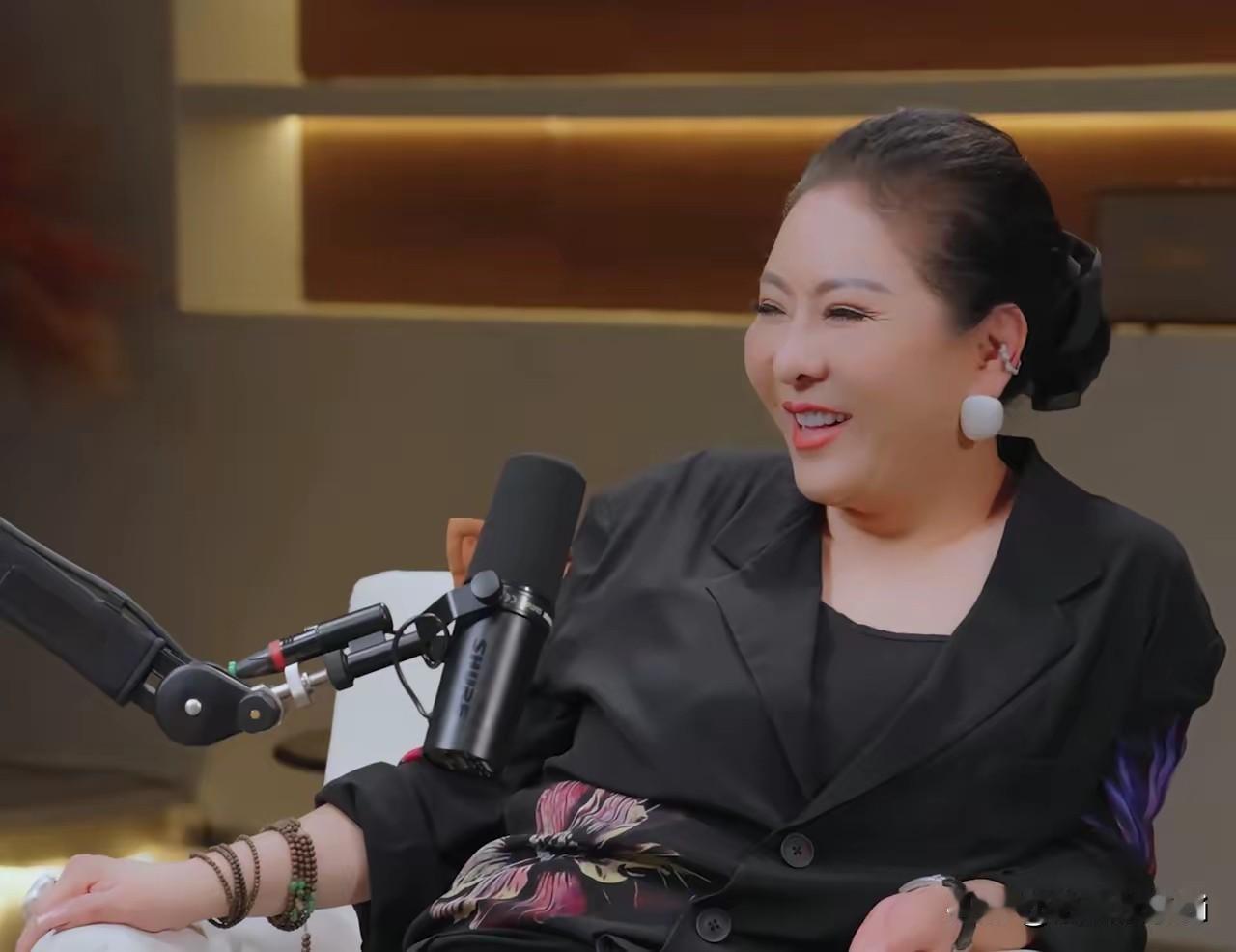 向佐因在易立竞采访中，被人们夸奖，没想到向太说，易立竞那个访问让我很不满。我在里