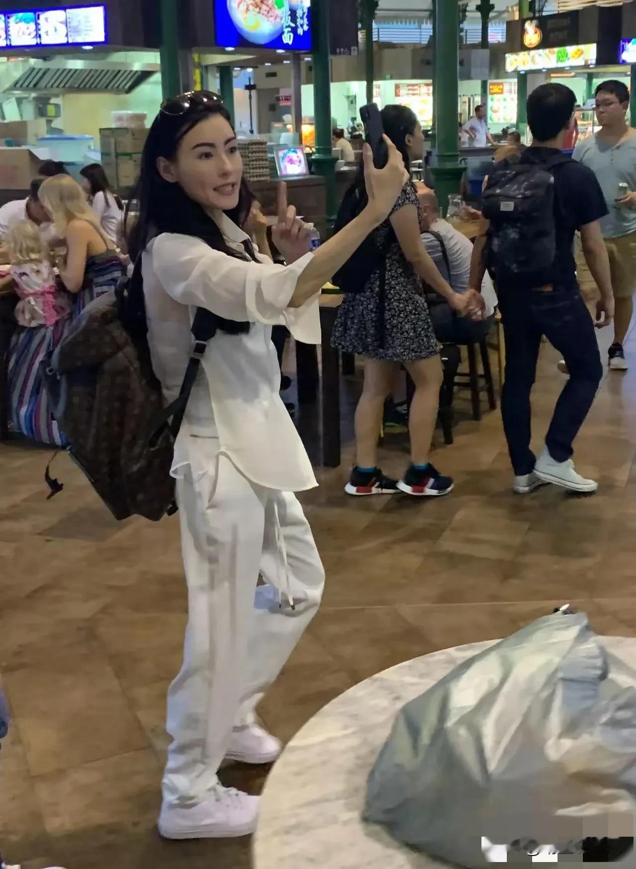 张柏芝出游照曝光，
照片中她身材苗条，面容精致，
举手投足间还有少女的可爱，
但