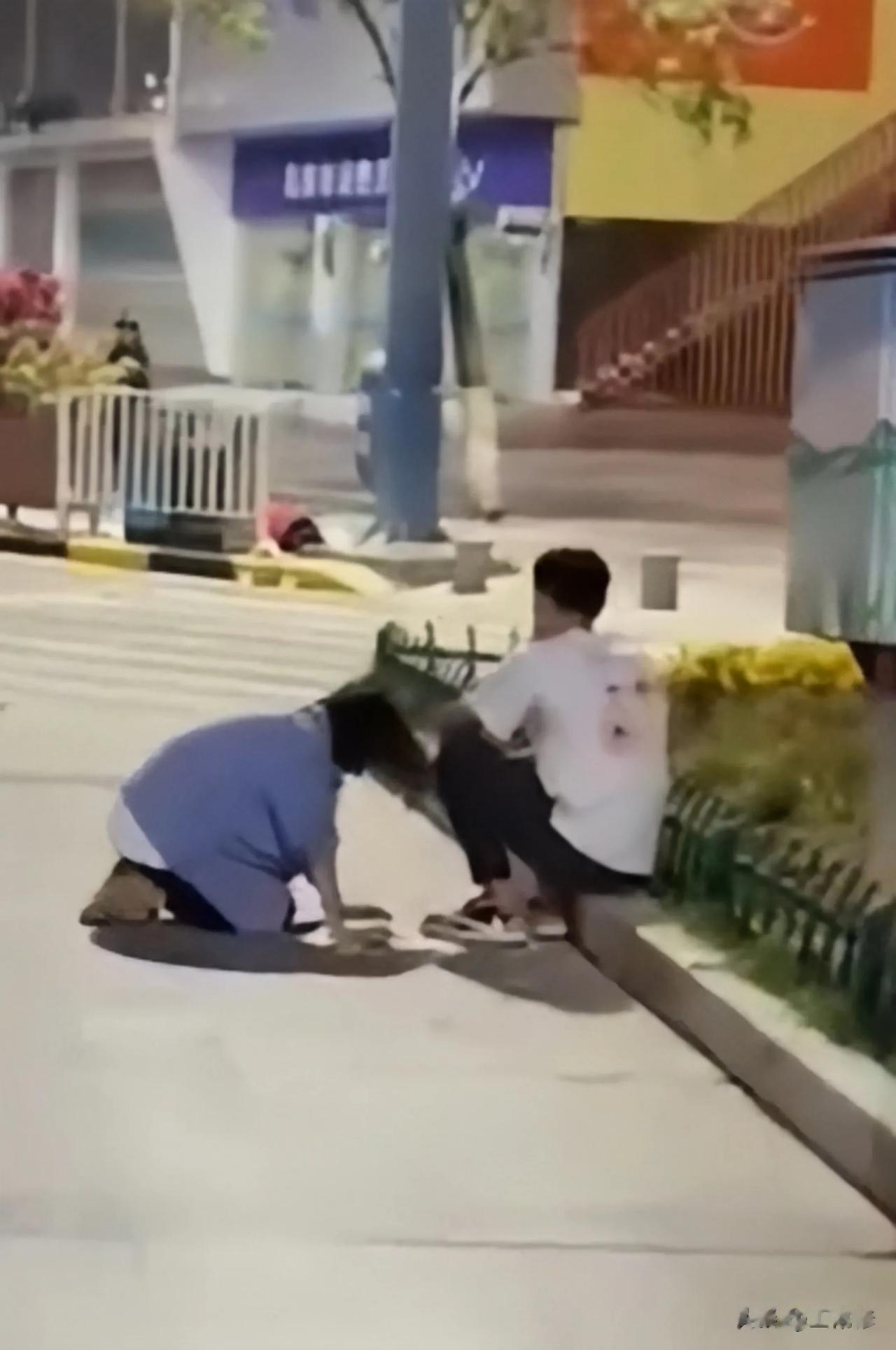 广州街头，怀孕女子跪在男友面前，苦苦挽留这份爱情，但是男友心意已决，死活不肯把房
