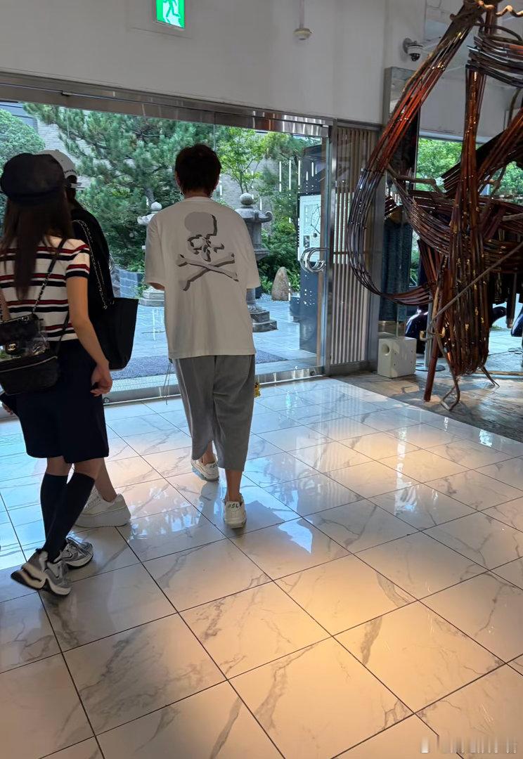 网友日本偶遇王思聪，夸赞本人颜值挺高 ​​​