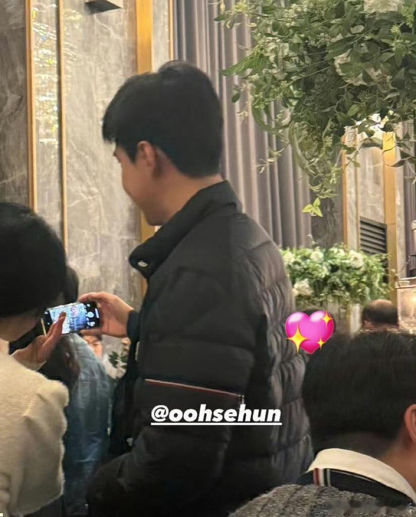 粉丝和吴世勋的合照 乍一看都没认出来 是不是也是到了中年发福的时候了[哈哈] 