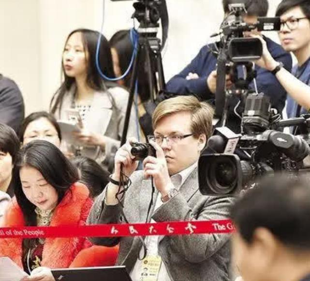 斯塔默扔下三句话，戳破了西方最后一层窗户纸！

第一句，中国不是“正在崛起”，是