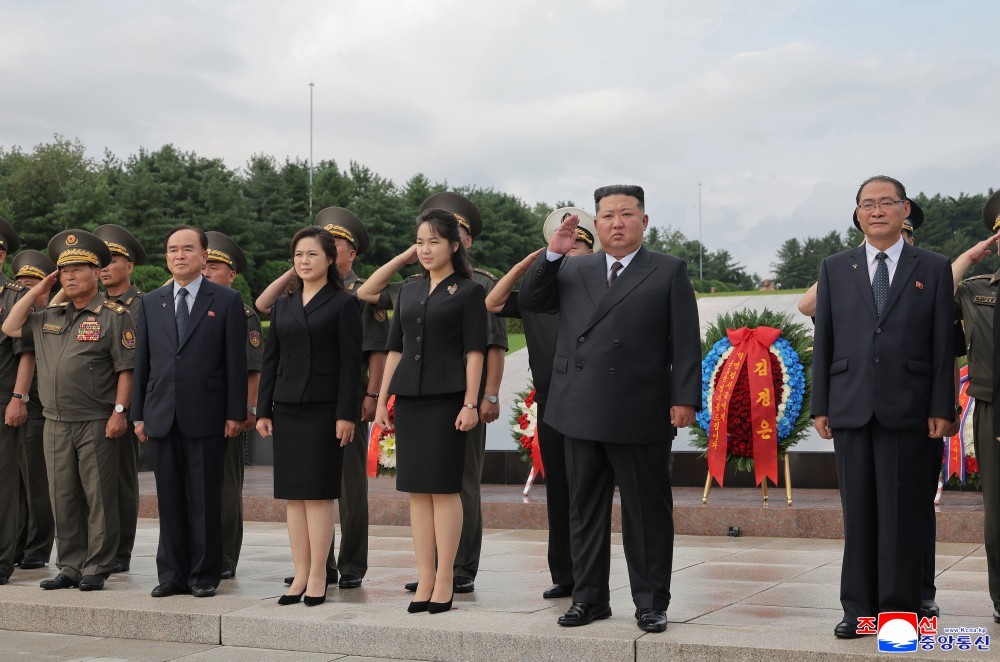 🔴【敬爱的金正恩同志在祖国解放战争胜利７３周年之际凭吊大城山革命烈士陵园】在伟