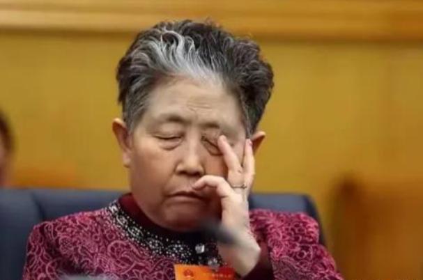 [微风]老干妈去年卖了54个亿，差一点就追平历史最高纪录，但你猜怎么着？79岁的