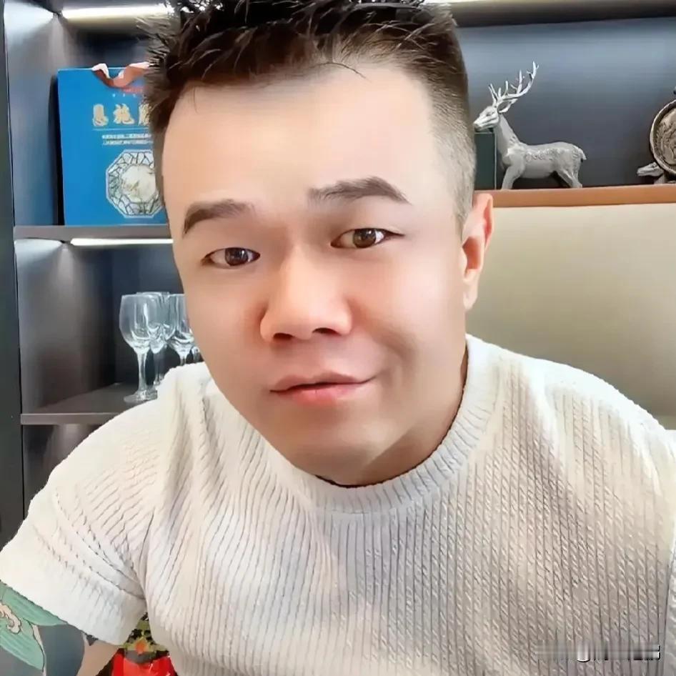 小胖说事儿
二驴和平容的儿子出生了，重九斤多，“牛”挺大，都赶上我的了，二驴每天