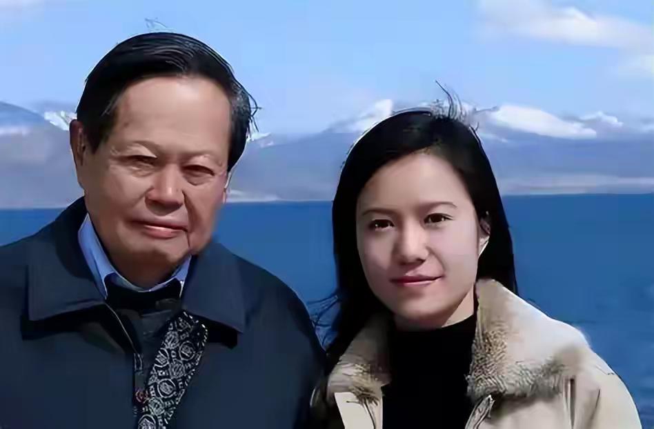 杨振宁逝世近两月后，翁帆首次携76岁母亲亮相舒同书法展，身着黑衣素颜出镜，状态较