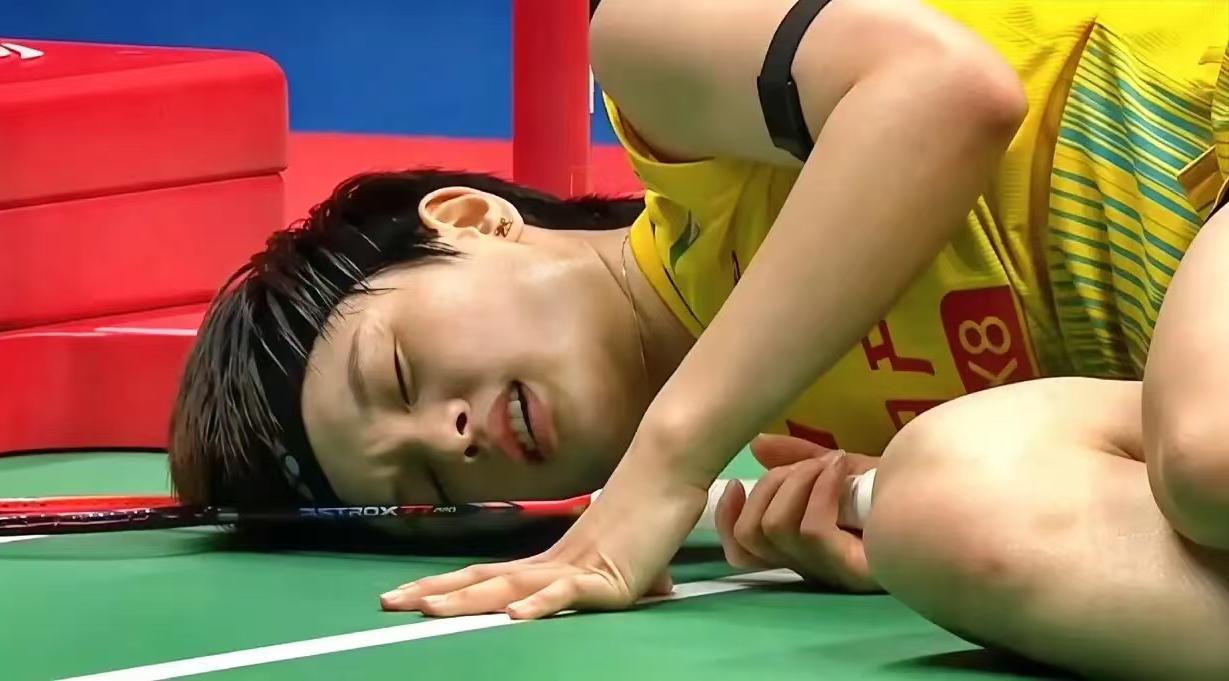 王祉怡呀王祉怡，第一局19：15领先，却被宫崎友花21：19逆转。凭实力明明可以