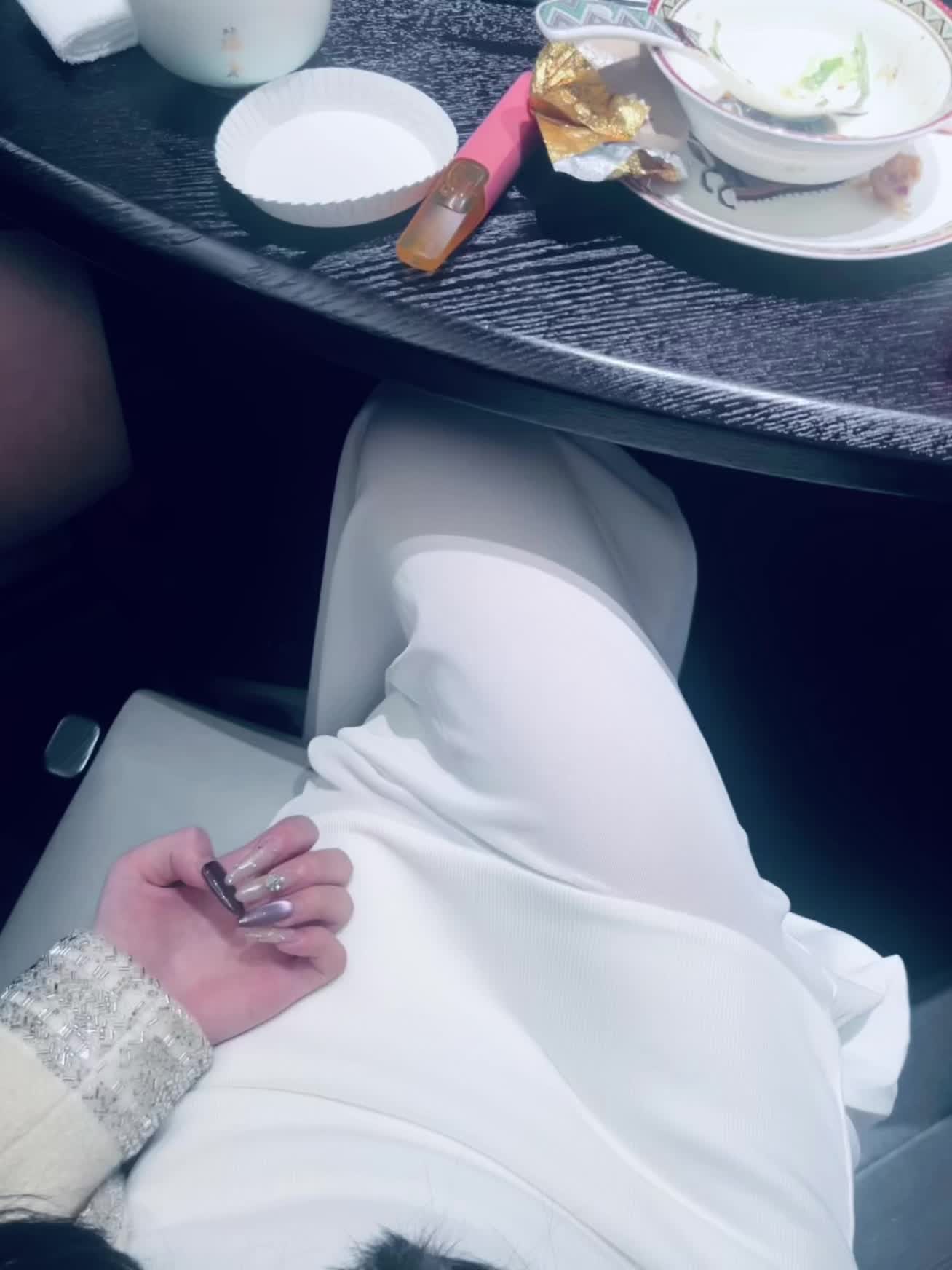 我们都不懂时间的重量人有时候突然变得脆弱 被漫长回忆里某个细节抓住突然...