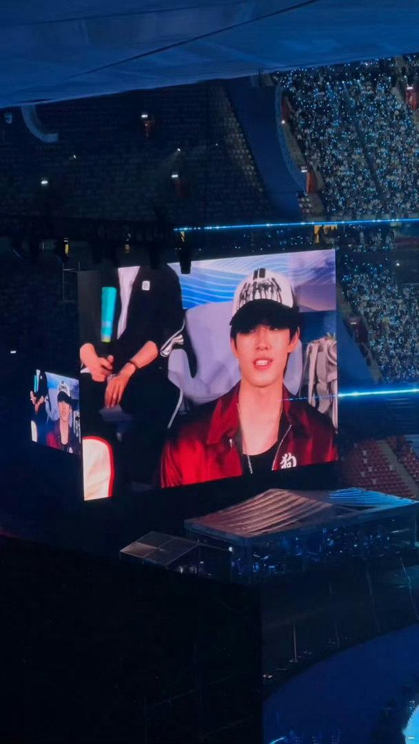 张极又去看张杰演唱会了张杰说张极好帅啊 张极台下听歌超专注，就像个普通小粉丝。把