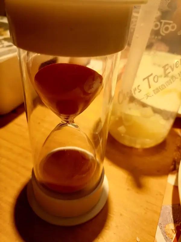 一个人打发时间的方式可太多了，不同场景有不同玩法。
宅家时，低成本又舒适。花2 