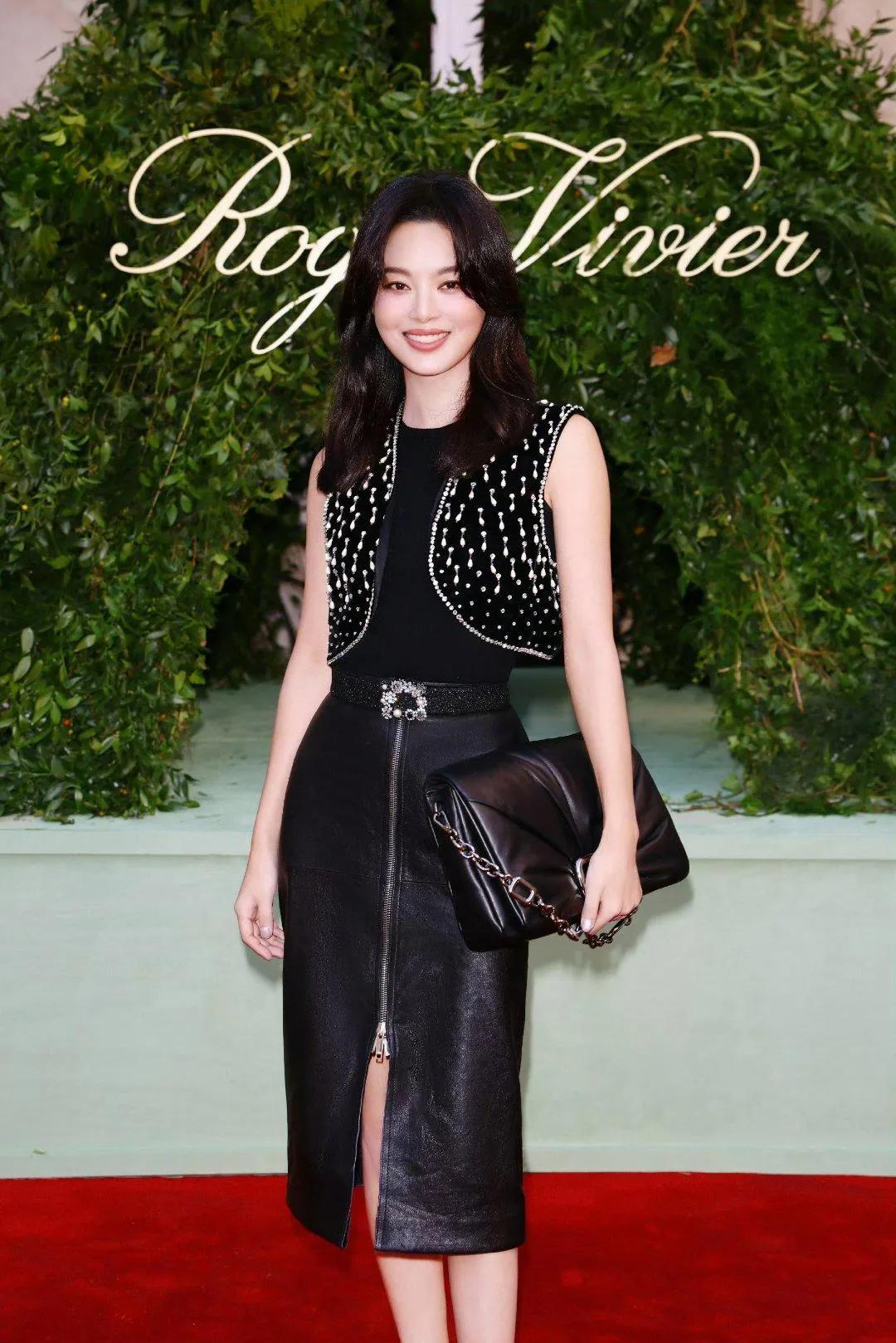 辛芷蕾巴黎时装周，黑色套装搭配闪耀珠宝，优雅气质尽显。