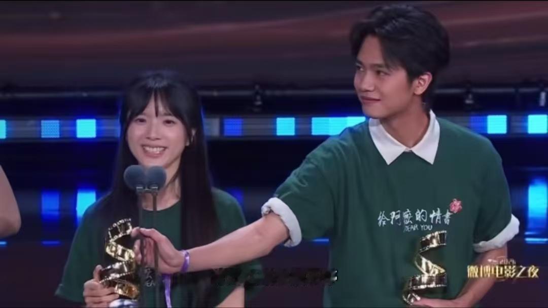 编剧汪海林吐槽微博电影之夜不合规。李思潼、王彦桐获得“年度青云突破演员”，谭飞发
