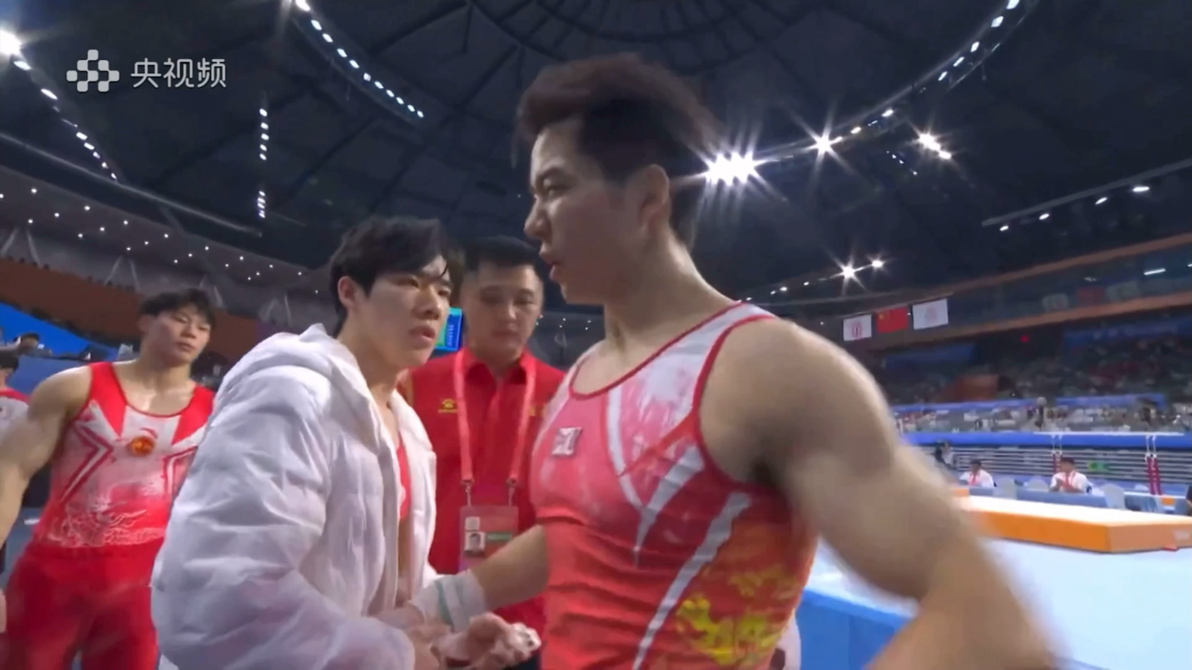 这个茶茶人好好！主动上前关心失误受伤的对手有没有事