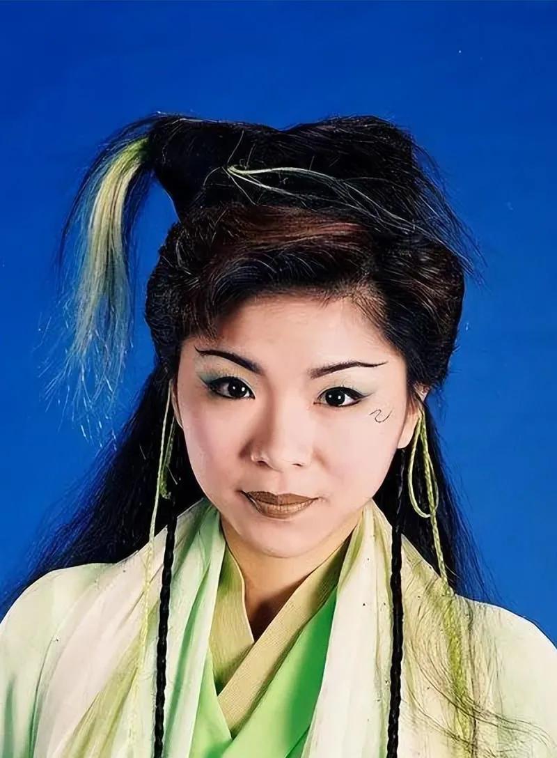 还记得这位亚视女星吗？原来成了“糖水伯”的经纪人
她的名字叫黄美芬，90年代活跃