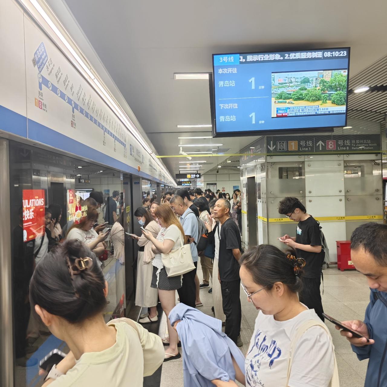 一直都知道早起这个时间段，乘坐地铁的人会多，但没有想到会如此之多。
先是乘坐上了