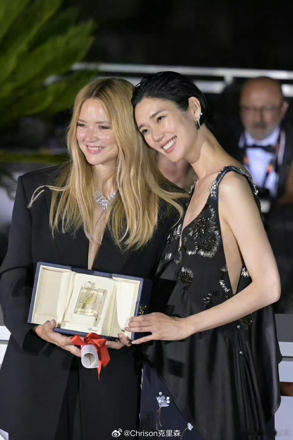 冈本多绪与同戏女演员Virginie Efira 共享了戛纳影后，算是超模转演员