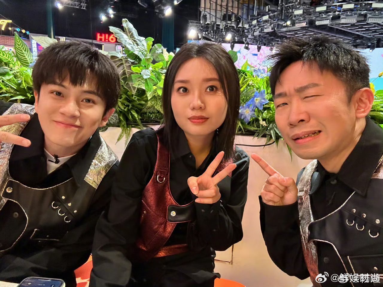 武艺杨迪连发12条微博你好星期六武艺和杨迪游戏输了竟然这么拼，连发12条微博，真