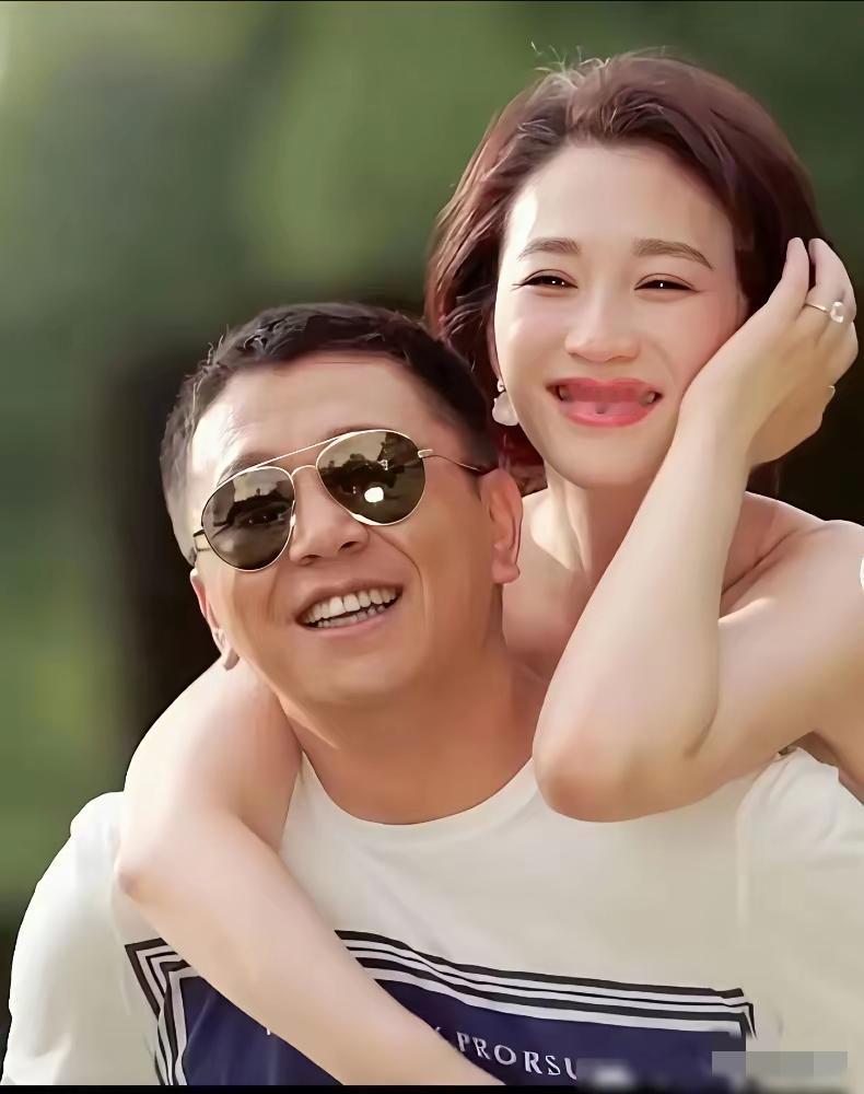 李小冉究竟是什么命？黑涩会为了抢她，将她男友蔫波挑断脚筋差点一命呜呼。后来徐佳宁