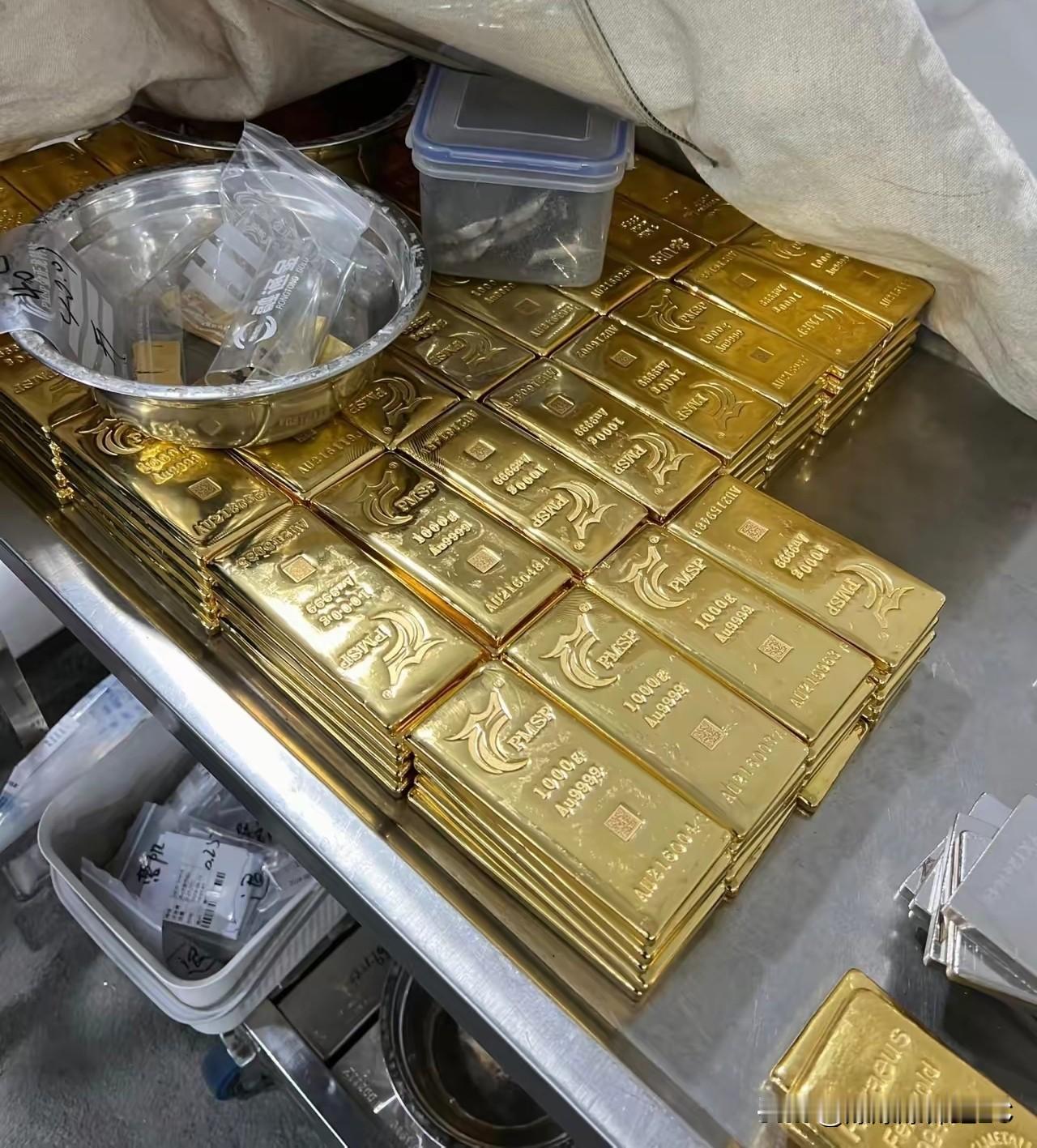 刚瞅了一眼大盘，心里真咯噔一下。

这金价跳水跳得也太猛了，眼瞅着从1150直接