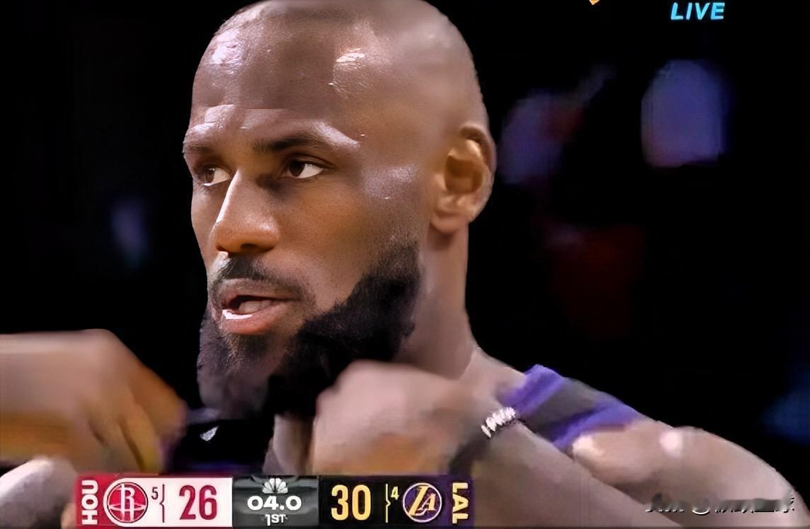 老当益壮！詹姆斯人群抢板直接快攻反击，斯马特补篮点进领先火箭7分

火湖G2首节