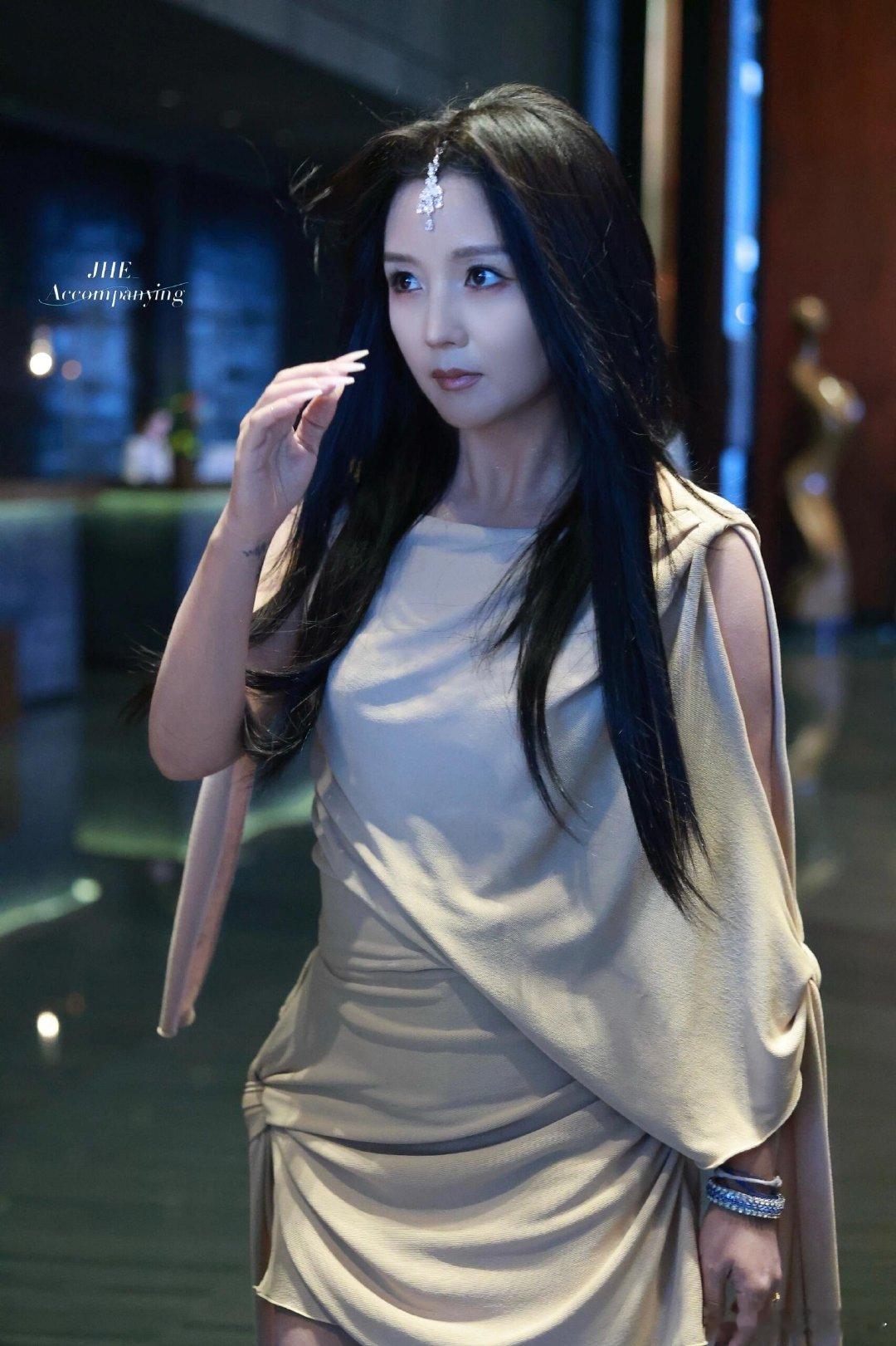 #何洁回应被李斯丹妮迷住了# 何洁大方转发李斯丹妮新单，直呼“不仅迷住了，还有点