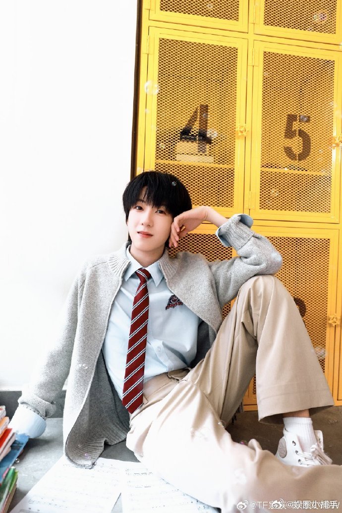 杨博文的第一条角色博在杨博文怀里躲过扫射哥控周扬也太有魅力了吧！高冷学霸 + 运