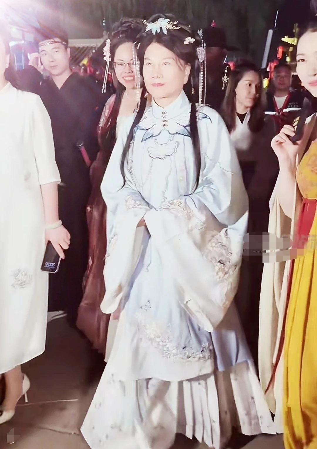 董明珠现身洛邑古城
身穿汉服，惊艳了无数人
果然，国风的美真不是盖的
怪不得现在