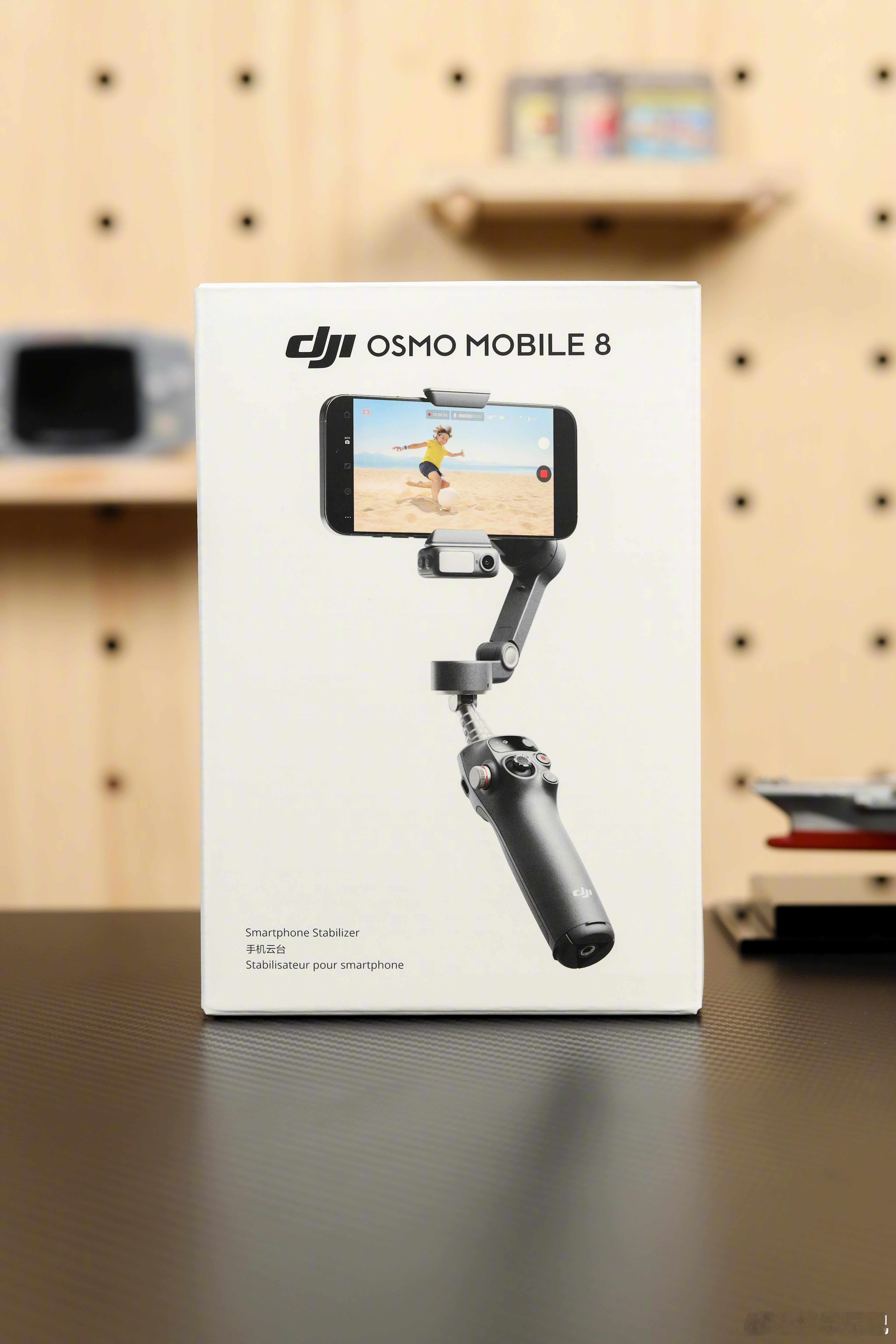 大疆的 Osmo Mobile 8 我们拿到已经有一段时间了，使用下来最大的感受