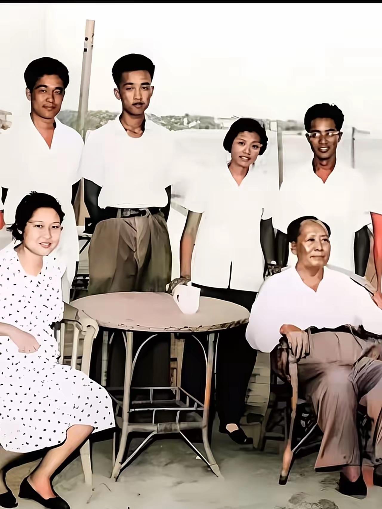 1962年，北戴河，毛主席与一众晚辈亲属，留下一张珍贵合影，不得不说，李敏太漂亮