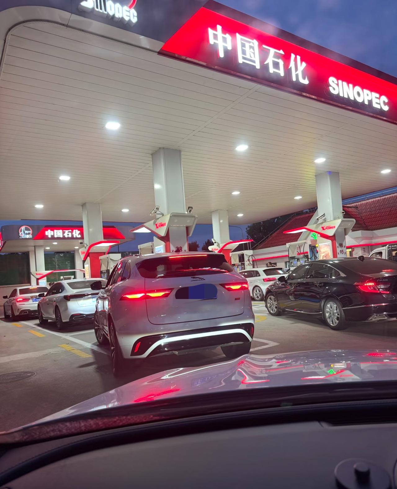 奉劝油车车主，
加油尽量选择，
一大早或者是晚上，
去加，
原因有两点：
1、非