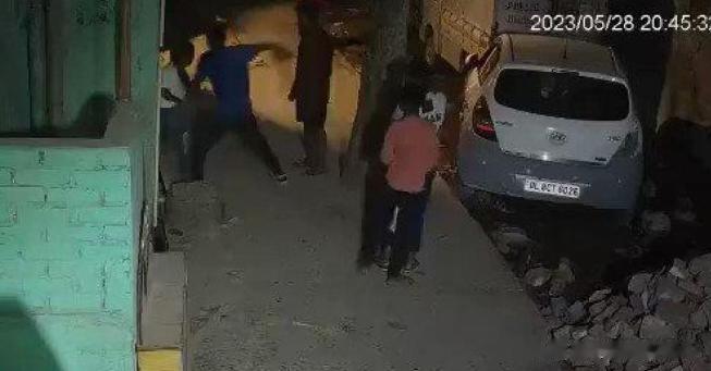 印度男子在德里街道上用刀刺了这名女孩 20 多次，并用混凝土块反复砸她的头，而路