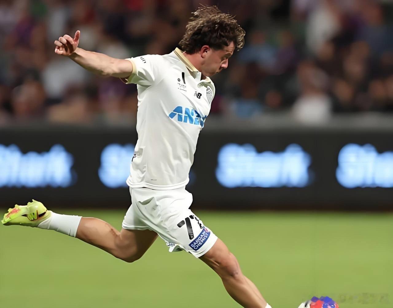 澳超决赛，奥克兰FC击败悉尼FC，队史首次捧起澳超冠军奖杯。下半场豪伊森禁区外折