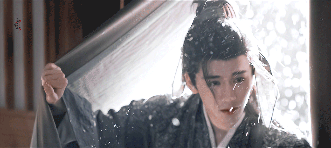 中郎将见了这情形，在一旁讥诮道：“江虞侯，看来你这娘子倒是比你识大体，大局如此，