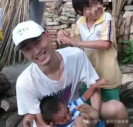 当32岁的程序员高广辉在抢救室与死神搏斗时，他的微信被拉入工作群;当他的生命定格