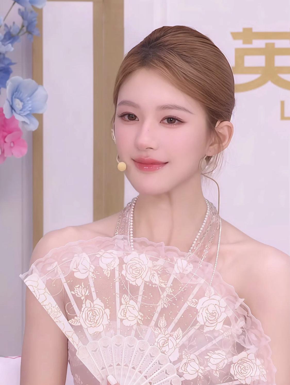 赵露思今天出来工作，网友评论说：现在看她出来工作，像熟人在装。无法正常看待了，好